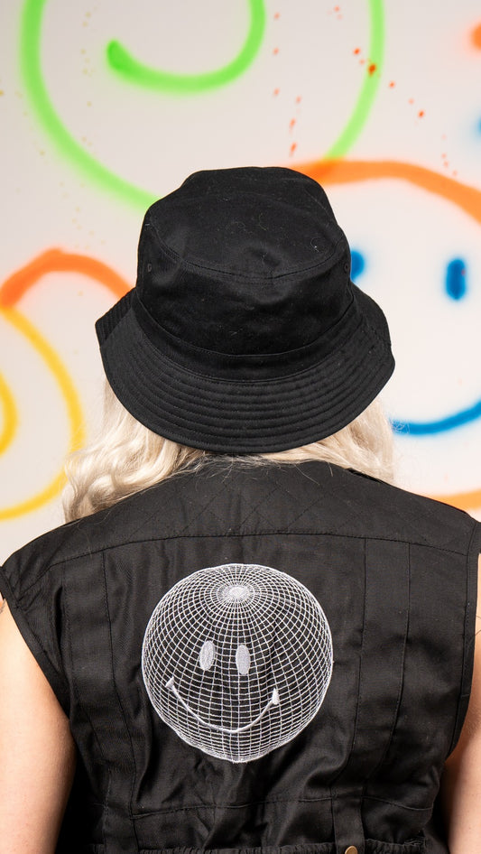 Qravers embroidered bucket hat black