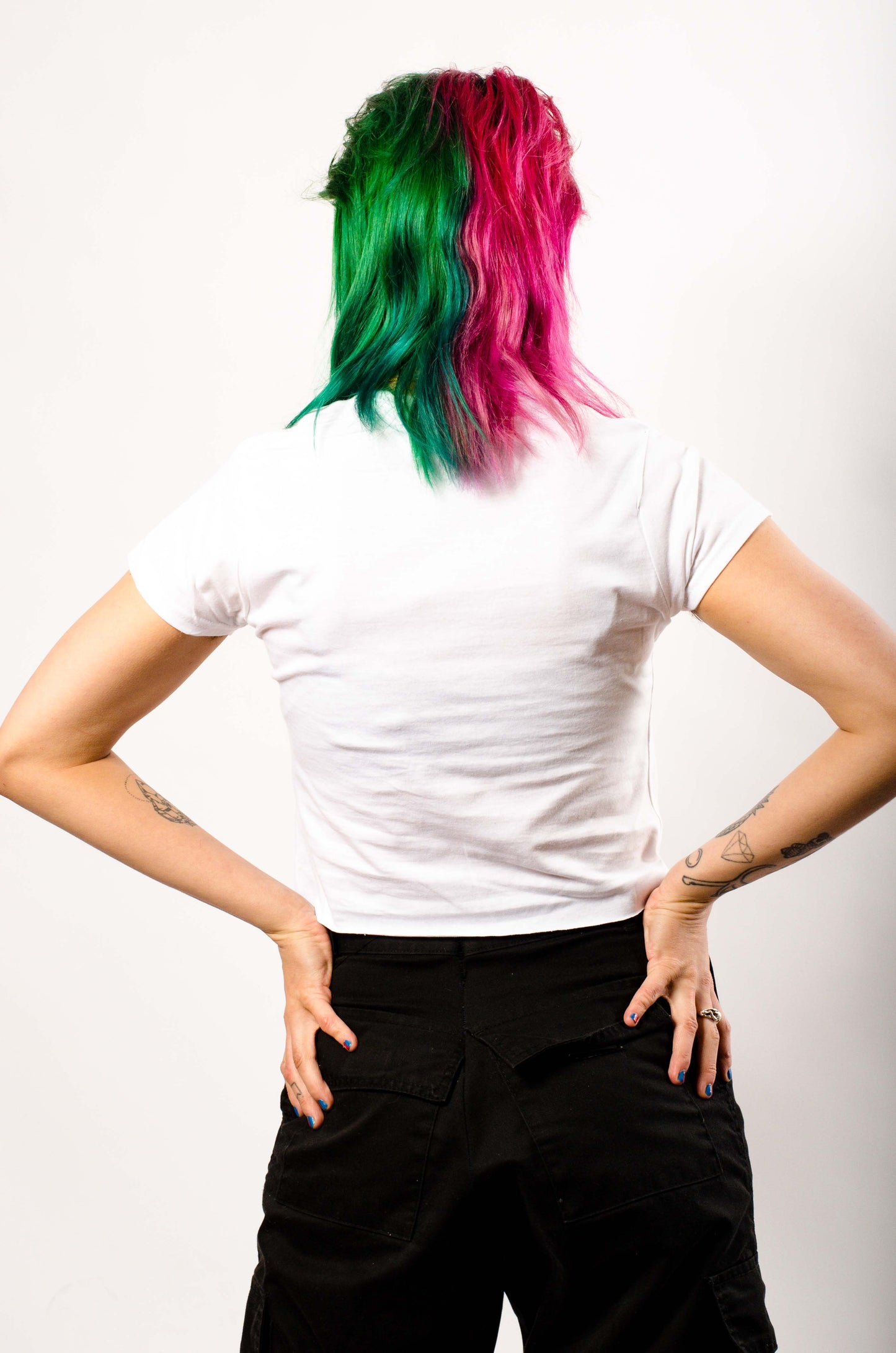 Qravers Man Cropped Tee Wit