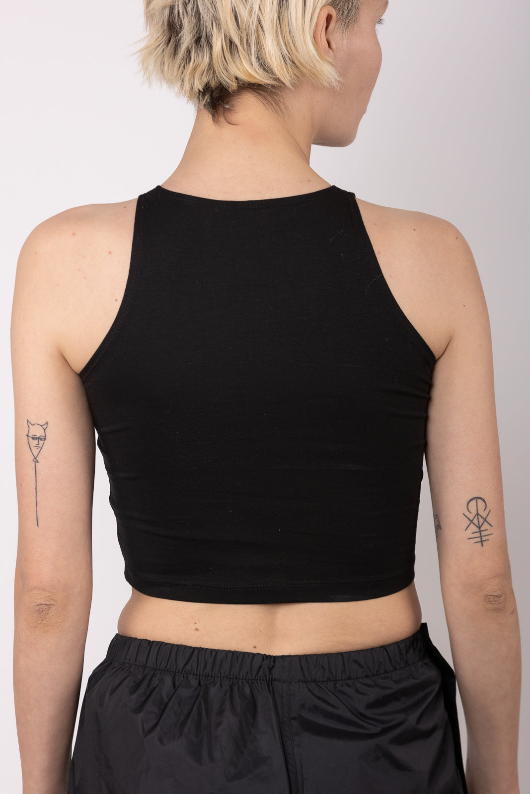 Qravers Chrome Globe Cropped Logo Vest Zwart