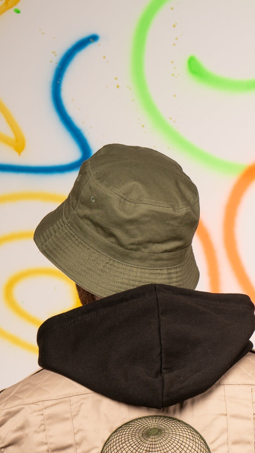 Qravers embroidered bucket hat green