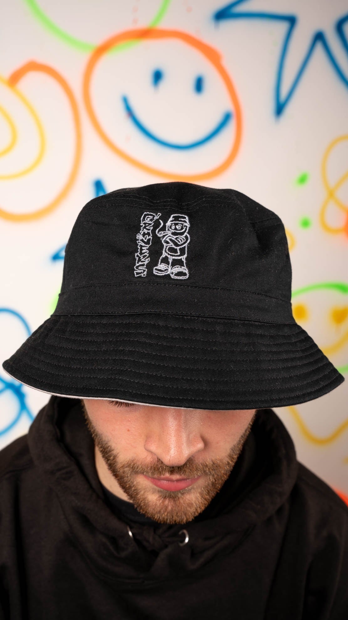 Qravers embroidered bucket hat black