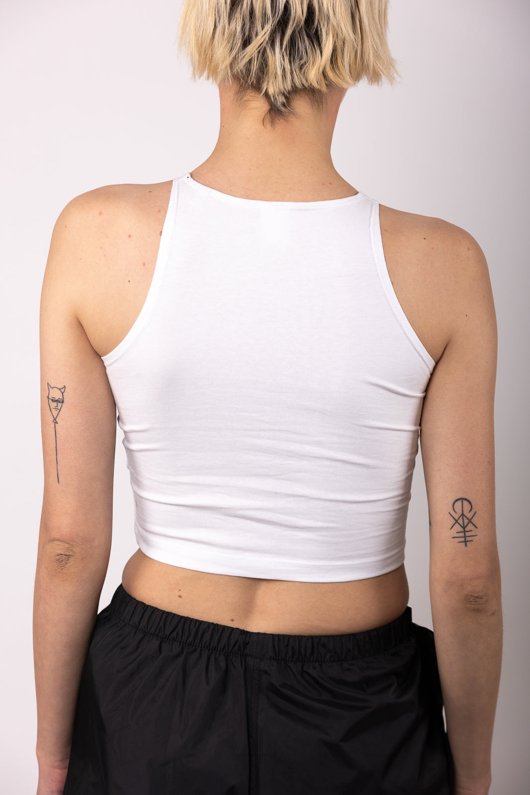 Qravers Shooting Star Cropped Logo Vest White
